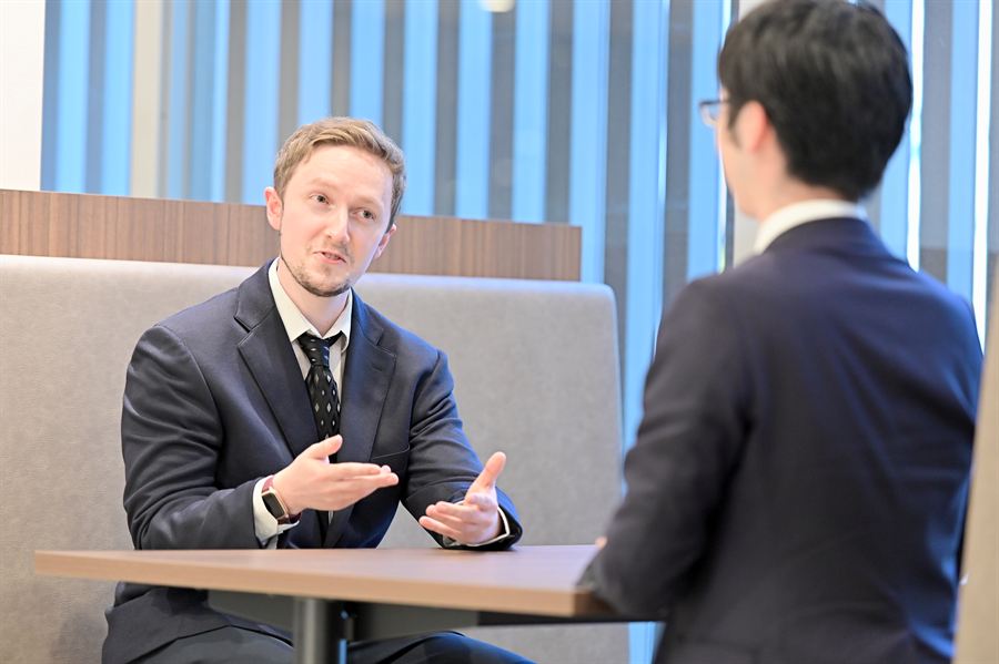 ネイティブトレーナーと1対1で向かい合ってレッスンを受けている様子